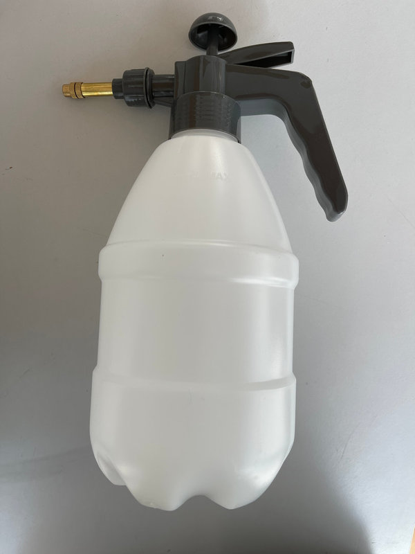 Pumpdrucksprüher - Zerstäubung regulierbar - Sprühnebel bis Wasserstrahl - max. 2 Liter