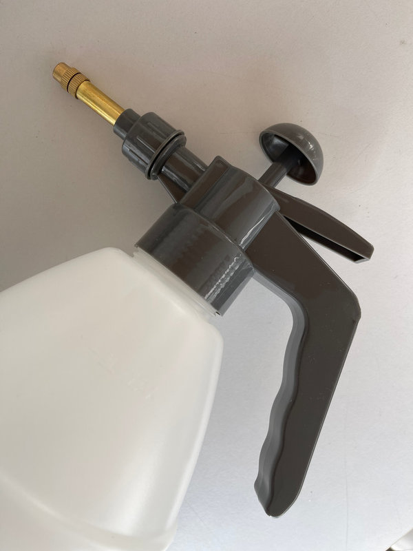 Pumpdrucksprüher - Zerstäubung regulierbar - Sprühnebel bis Wasserstrahl - max. 2 Liter